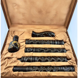 عصا (عكاز) من خشب الابنوس المميز بحفر و تطعيم يدوي نحاسي بعلبة اهداء فاخره 