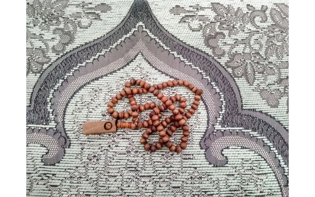 ليه السبح اليدوي أغلى من المصنع؟